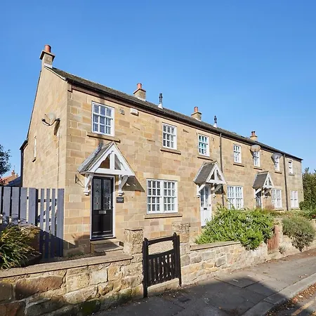 Host & - Sandstone Skelton (North Yorkshire)